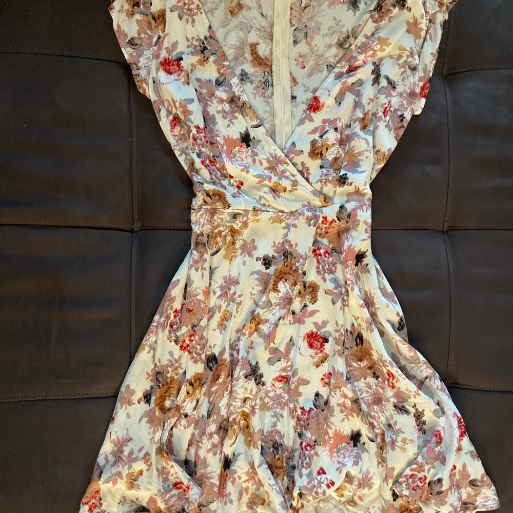 Flowing flower 🌺 low cut mini dress